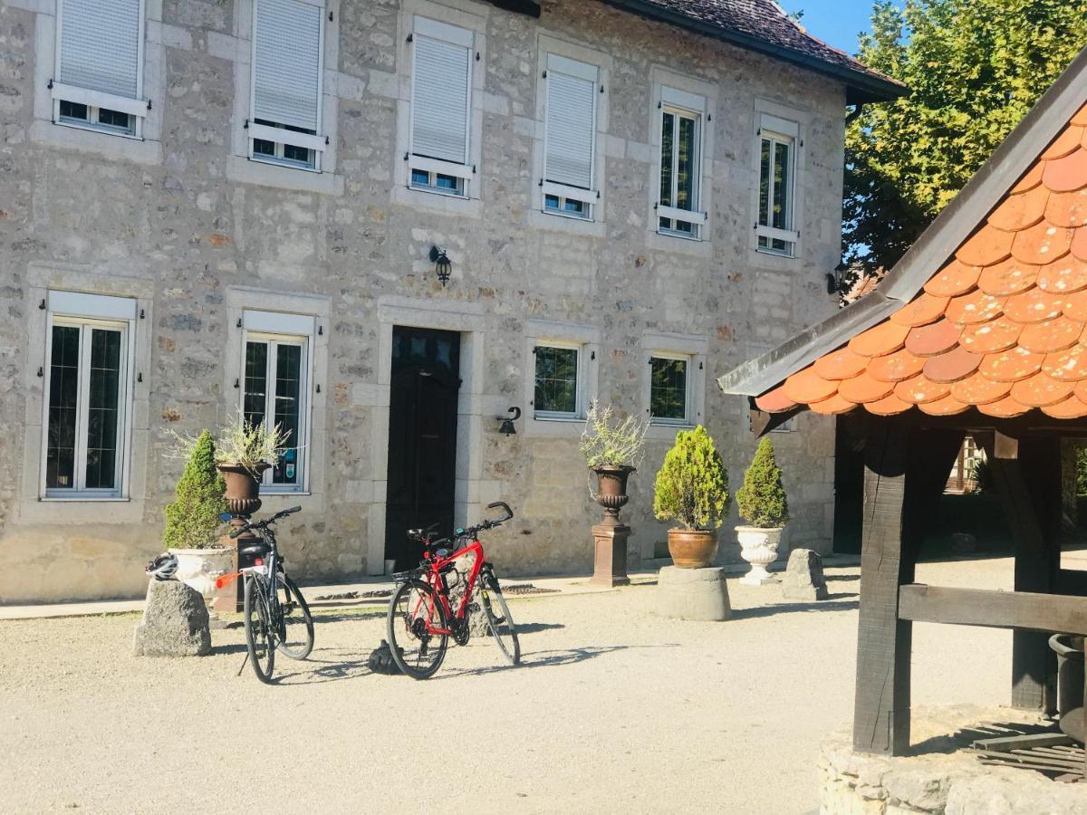 Bed and Breakfast Domaine Du Manoir Les Avenières Exterior foto